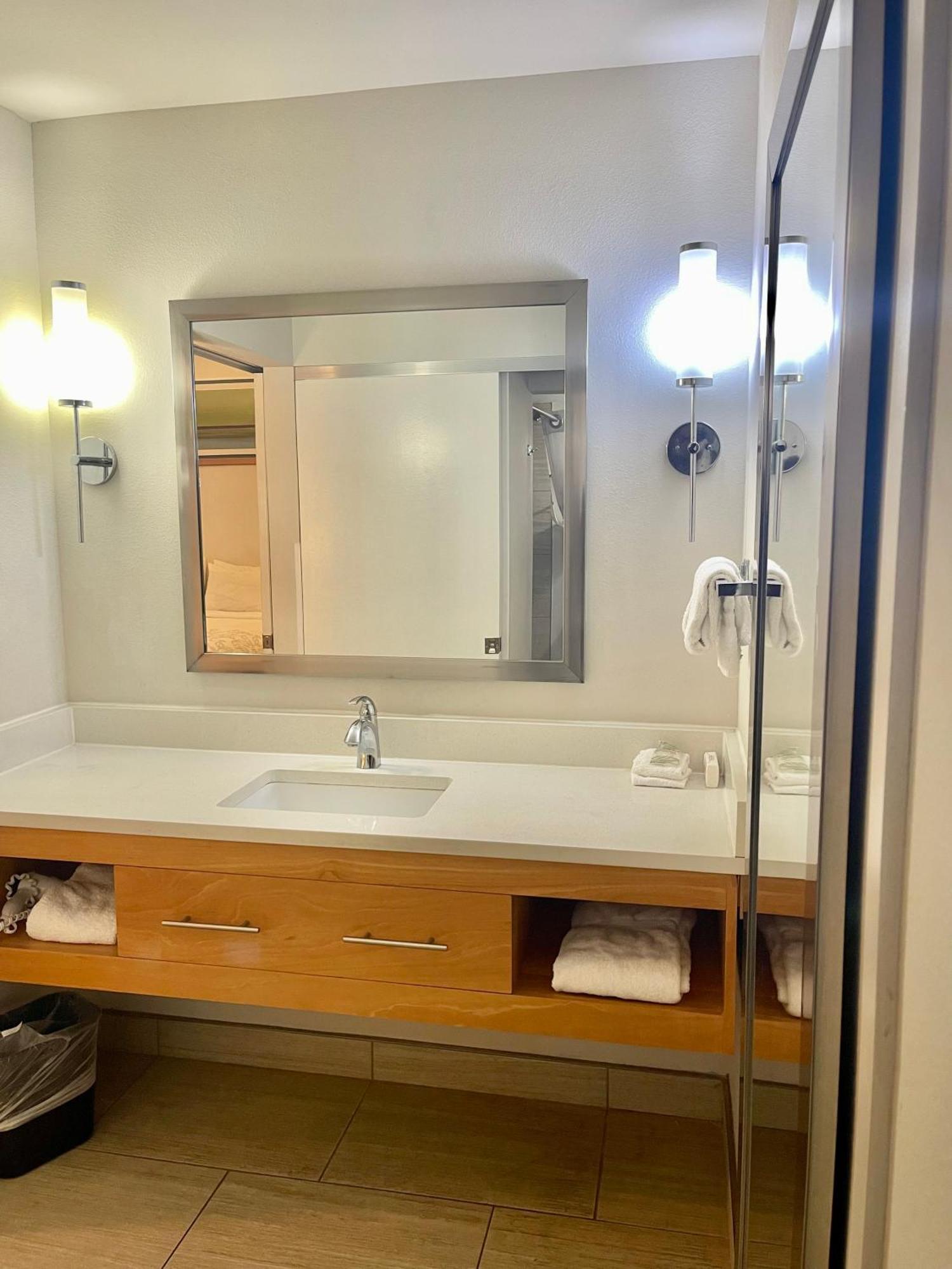 Red Roof Inn Plus & Suites Тампа Номер фото