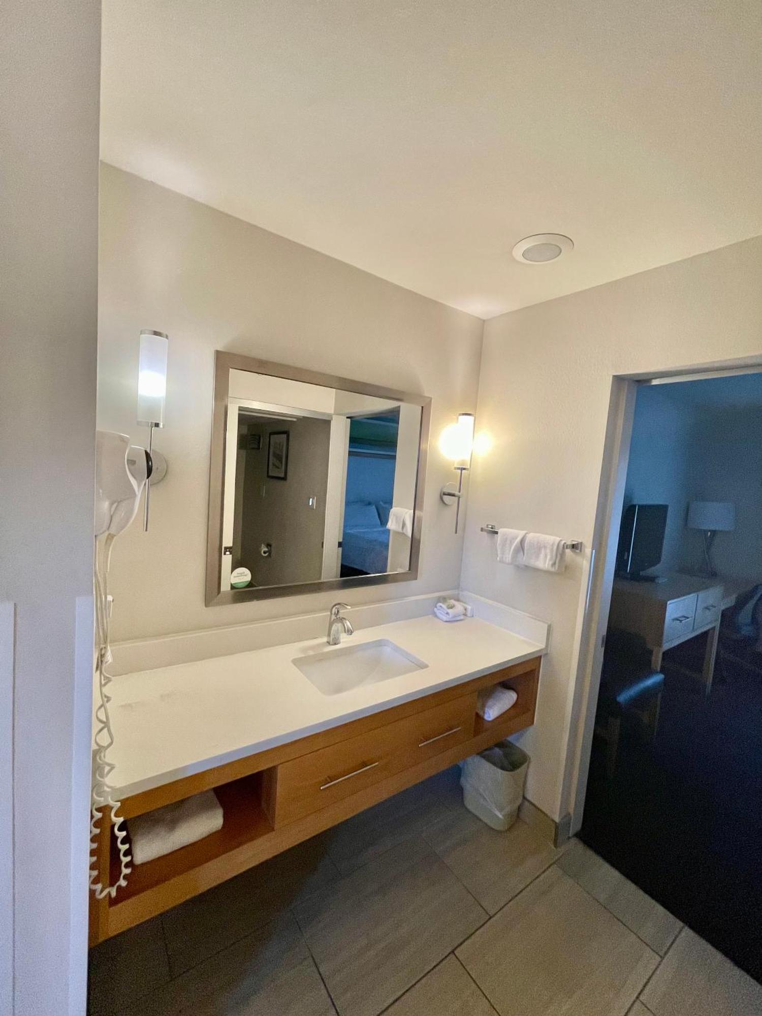Red Roof Inn Plus & Suites Тампа Номер фото